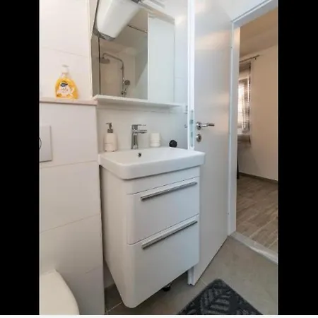 Appartement Small Private House With A Terrace Trogir