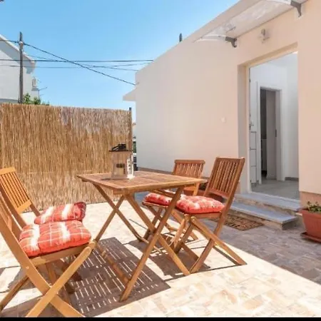 Small Private House With A Terrace Appartamento Traù